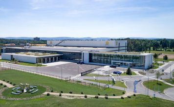 Außenansicht Logistikzentrum Harting. Bild: 3deluxe