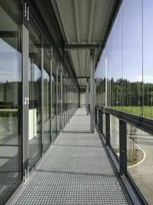 Die innere, gedämmte Glasebene der Doppelfassade besteht aus dem Glas-Faltwand-System Highline, für die äußere, ungedämmte Ebene wurde die Ganzglas-Brüstung SL Plus mit dem Schiebe-Dreh-System Proline T kombiniert. Bild: Constantin Meyer für Solarlux GmbH