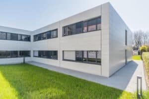 Beispiel für hochwertige Fassade eines Containergebäudes